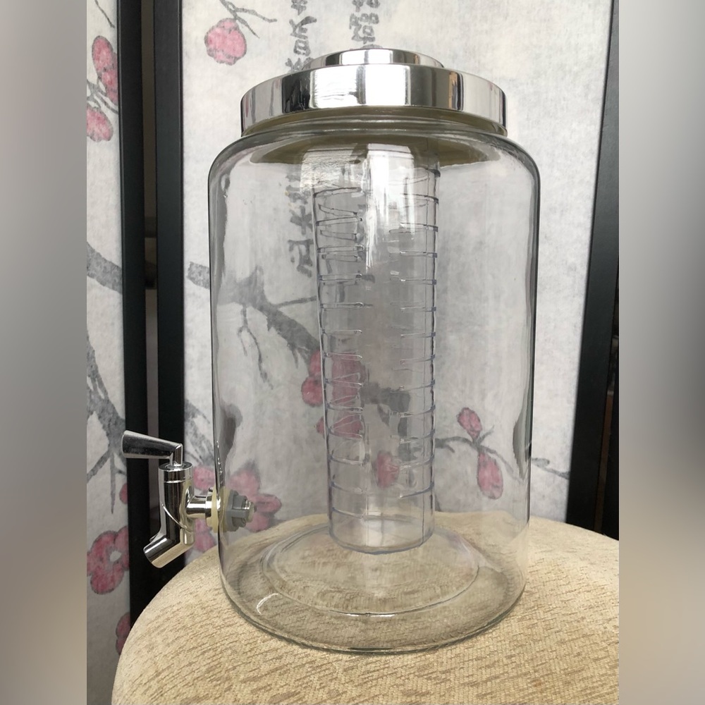 Glass beverage dispenser